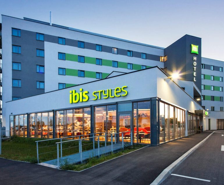Außenansicht des Hotels ibis Styles Parndorf, für das JK Consulting seit 2020 technische Wartungen und die Abwicklung behördlicher Vorschriften übernimmt.
