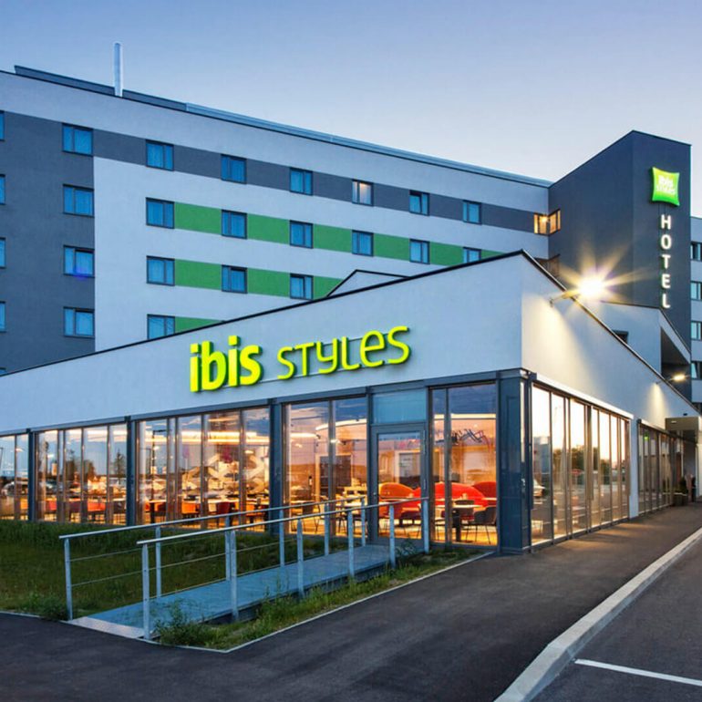 Außenansicht des Hotels ibis Styles Parndorf, für das JK Consulting seit 2020 technische Wartungen und die Abwicklung behördlicher Vorschriften übernimmt.