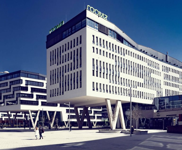 Außenansicht des Hotels roomz Vienna, betreut durch JK Consulting seit 2019 mit Fokus auf Wartung der Gebäudetechnik und die Einhaltung gesetzlicher Vorgaben.